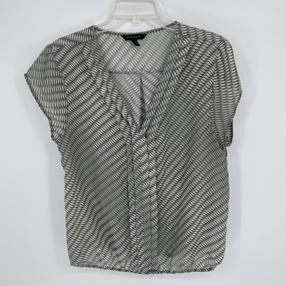 Banana Republic Women's Gray Geometric Print Cap Sleeve V-Neck Blouse Size L